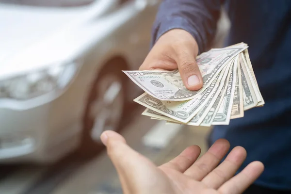 Empresário Pessoa Segurando Uma Carteira Nas Mãos Tirar Dinheiro Carrinho — Fotografia de Stock