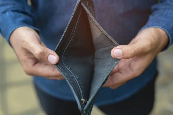 Bir Adamın Elinde Boş Cüzdan Para Yok Konsept Maliyet Kontrolü — Stok fotoğraf