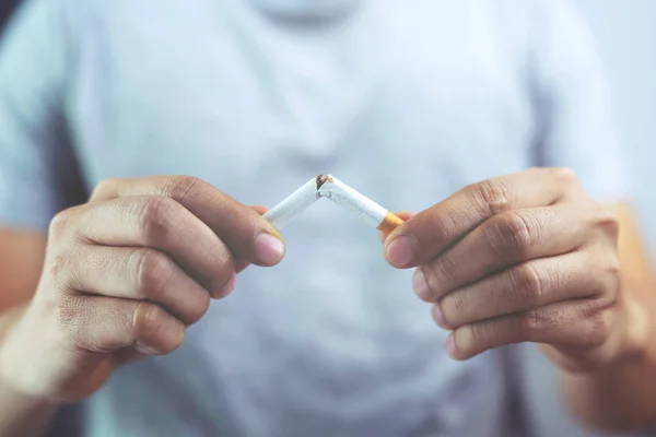 Uomo Che Rifiuta Concetto Sigarette Smettere Fumare Stile Vita Sano — Foto Stock