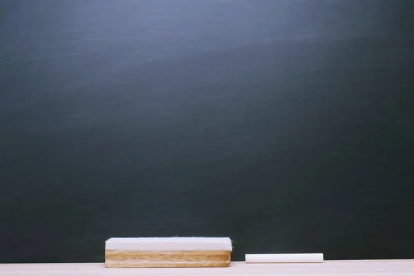 文具用品及配件 彩色粉笔 苹果红 放在书桌文具黑板背景 教育回归学校理念 — 图库照片