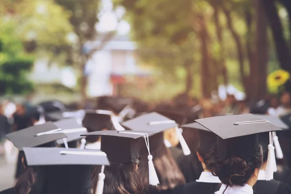 Cerrar Sombrero Mujeres Jóvenes Grupo Trasero Multitud Nuevos Graduados Durante —  Fotos de Stock