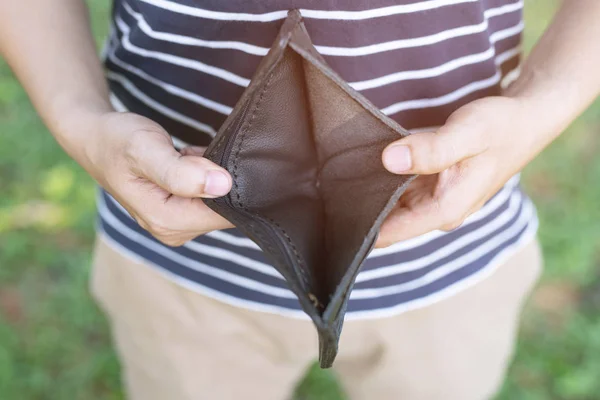 Bir Adamın Elinde Boş Cüzdan Para Yok Konsept Maliyet Kontrolü — Stok fotoğraf
