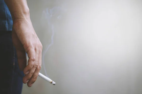 Homme Tenant Une Cigarette Main Fumée Cigarette Est Répandue Fond — Photo
