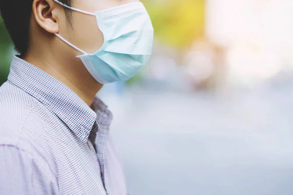 Yüz hijyenik maske burun açık havada giyen adam portresi. Ekoloji, hava kirliliği araba, çevre ve virüs koruma konsepti grip sağlığı toksik toz karşı bir sağlık etkisi şehir kaplı.