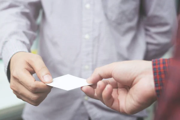Üzleti Ember Kézben Tartani Show Névjegykártyák Üres Üres Fehér Kártya — Stock Fotó