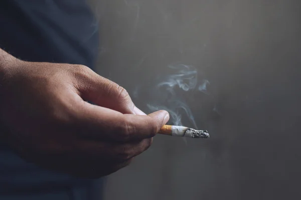 Homem Segurando Fumar Cigarro Mão Fumaça Cigarro Espalhou Fundo Escuro — Fotografia de Stock