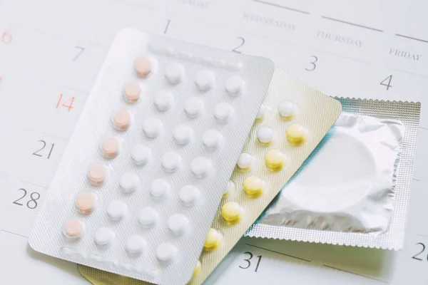 Pílulas Controle Contraceptivo Preservativos Data Calendário Calcule Data Controle Taxa — Fotografia de Stock