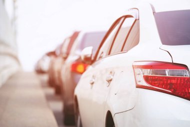 Tam park. Hava araba otopark açık, arka araba arka araba yol yanında yol boyunca yan park. ulaşım konsepti