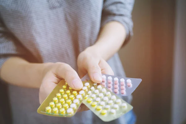 Закрыть Молодых Женщин Руки Контрацептивные Таблетки Красочными Полосками Таблетки Контрацепция — стоковое фото