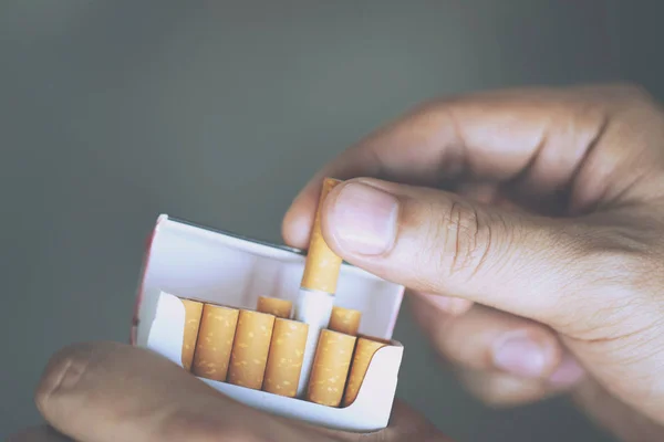 Fechar Homem Mão Segurando Descascá Fora Maço Cigarros Preparar Fumar — Fotografia de Stock