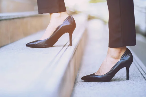 Moderne Geschäftsfrau Arbeitende Frau Nahaufnahme Beine Fuß Die Treppe Der — Stockfoto