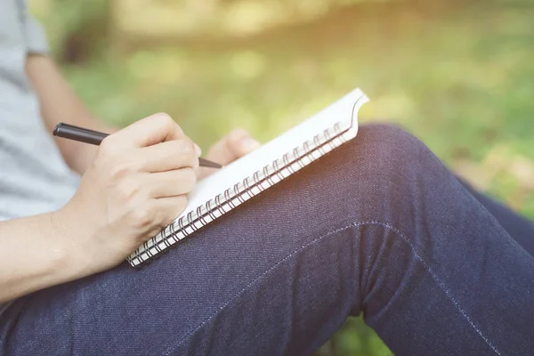 Primer Plano Mano Joven Están Sentados Usando Pluma Escritura Registro —  Fotos de Stock