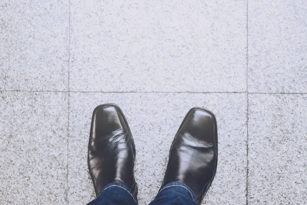 人黑鞋牛仔裤站在混凝土地板上与复制空间 顶部视图 — 图库照片