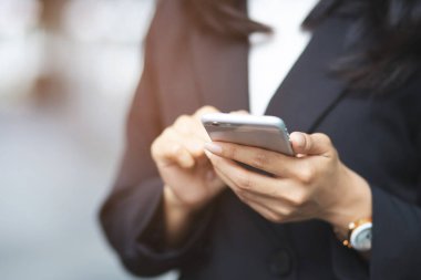 cep telefonu kullanarak genç kadının yakın el. veya İş kadını İletişim Müşteri