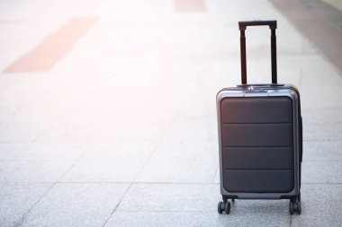 Bavullar, şehir dışında beton zeminde, toplu taşıma binasının dışında bagajlarla. Kopya alanı, gezgin bagajı. yaz tatili zaman kavramı seyahat planlama gitmek.