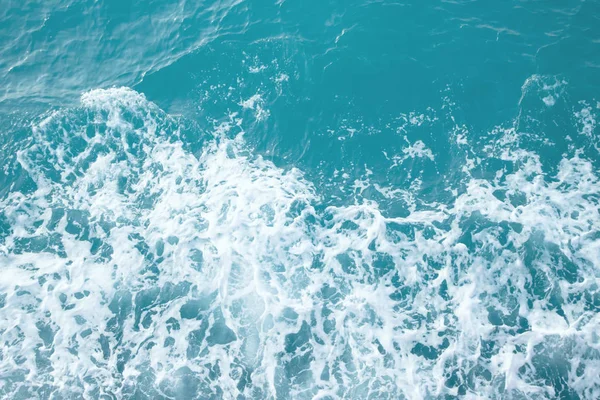 Okyanus dalgasında deniz dalgaları dalgalanma su sıçraması. Mavi su arka planı.