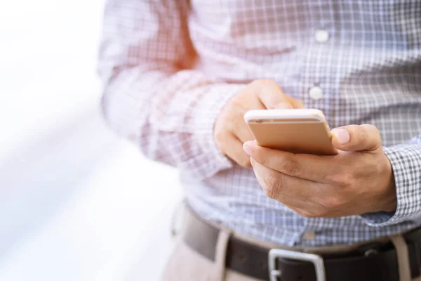 Young Business Man Bära Pläd Skjorta Närbild Hand Med Mobiltelefon — Stockfoto