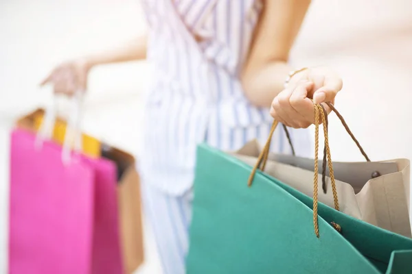 特写消费主义的年轻女子手提许多购物袋在时尚精品店购买礼物后 一边走在街上与复制空间 享受夏季销售和人的概念 — 图库照片