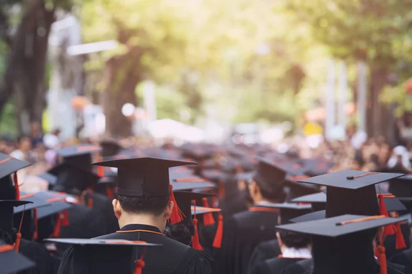Csoport Diplomások Alatt Megkezdése Koncepció Oktatás Szerencsekívánat Egyetemen Ballagási Ceremónia — Stock Fotó