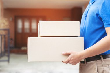 bir hizmet yoluyla bir paket paket teslim adam eve gönderin. teslim adam kutuları teslim kabul el Gönderme müşteri.