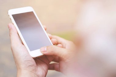 boş boş ekran ile beyaz cep akıllı telefon tutan el insanlar adam kadar yakın. metin için boş alan. Teknoloji kavramı.