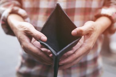 Bir adamın elinde boş cüzdan (para yok). Konsept maliyet kontrolü giderleri yoksulluk