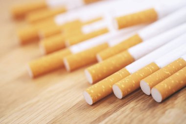 Sigara paketi kapalı soyma bir sigara sigara hazırlamak. Sıraya giriyorlar. fotoğraf filtreleri Doğal ışık.