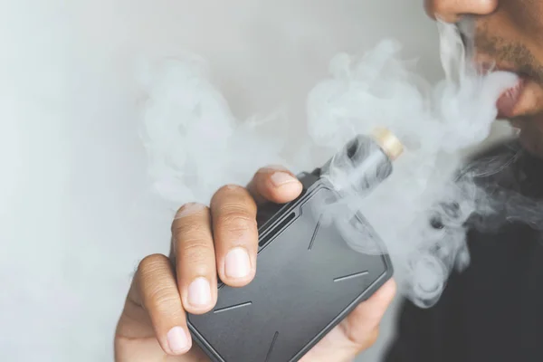 Sakallı Tutun Duman Bir Dere Üfleme Onun Elektronik Sigara Sigara — Stok fotoğraf