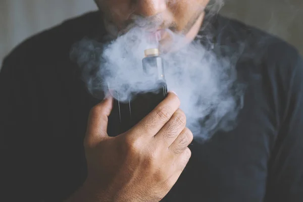 Foto Retrato Joven Con Barba Celebrar Fumar Cigarrillo Electrónico Soplando — Foto de Stock