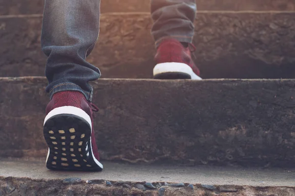 Escadaria Fechar Pernas Calças Jeans Sapatos Tênis Vermelho Jovem Hipster — Fotografia de Stock