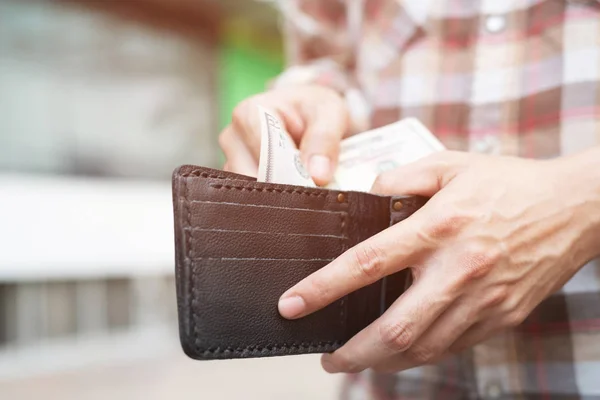 商人人拿着钱包在一个男人手中从口袋里掏钱 — 图库照片