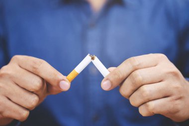 Sigara ve sağlıklı yaşam tarzından ayrılmak için sigara kavramını reddeden adam. ya da sigara içme kampanyası konsepti.