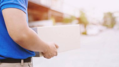 bir hizmet yoluyla bir paket paket teslim adam eve gönderin. teslim adam kutuları teslim kabul el Gönderme müşteri.