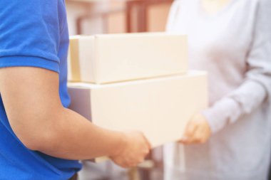 bir hizmet yoluyla bir paket paket teslim adam eve gönderin. teslim adam kutuları teslim kabul el Gönderme müşteri.