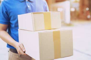 bir hizmet yoluyla bir paket paket teslim adam eve gönderin. teslim adam kutuları teslim kabul el Gönderme müşteri.