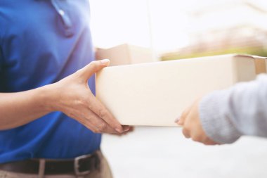 bir hizmet yoluyla bir paket paket teslim adam eve gönderin. teslim adam kutuları teslim kabul el Gönderme müşteri.