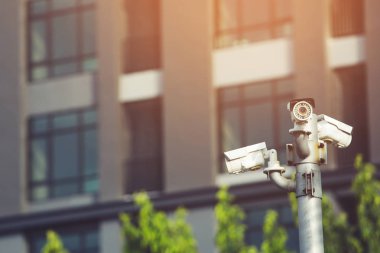 yakın çok açılı Cctv kamera hırsızlık şehir güvenlik kapağı izlerken faaliyet gösteren yeşil park kamu, konsept Cctv kamera yüklü. yumuşak odak.