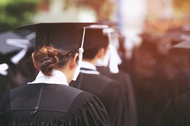 başlangıç sırasında yeni mezunlar şapka genç kadın arka grup kalabalık kadar yakın. Kavram eğitimi tebrikleri. Üniversitede Mezuniyet Töreni.