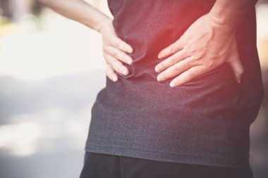 egzersiz sırasında Spor yaralanma muzdarip mutsuz adam, sırt ağrısı ile omurgada Alt sırt ağrısı ile. insanlar, sağlık veya tıbbi ve yaşam tarzı kavramı. Kırmızı rengi vurgulama, acı gösterme