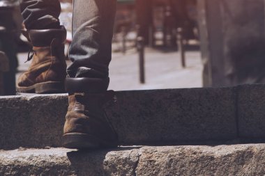 modern şehirde merdivenlerden yukarı yürüyen yakın bacaklar çalışan modern işadamı. acele ofiste çalışmak için yoğun saat. İşin ilk sabahında. Merdiven