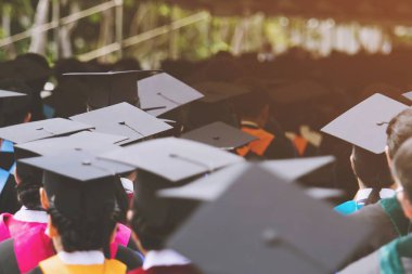 üniversitenin başlangıç başarı mezunları sırasında mezuniyet şapkaları Crowd grup çekim yakın, Kavram eğitim tebrik Öğrenci genç. yumuşak odak.