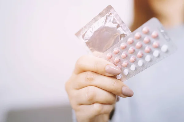Donna Mano Pillole Anticoncezionali Mangiare Pillola Contraccettiva — Foto Stock