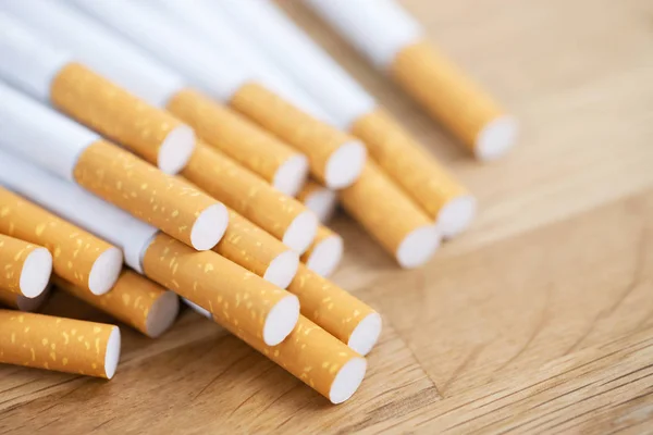 Beeld Van Verschillende Commercieel Gemaakte Sigaretten Stapel Sigaret Houten Niet — Stockfoto