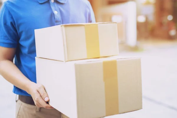包裹递送人通过服务将包裹送到家中 发货手 提交客户接受交货人交付的箱子 — 图库照片