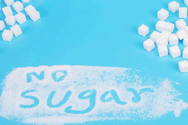 砂糖キューブの背景 コピースペース付きの砂糖 ターコイズブルーの背景に白砂糖 ソフトフォーカス — ストック写真
