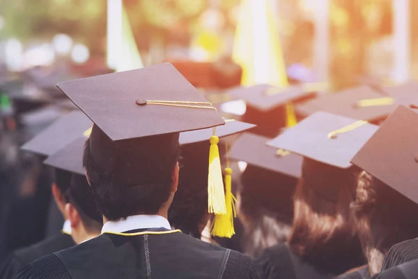 Tiro Sombreros Graduación Masculina Joven Trasero Durante Éxito Inicio Concepto —  Fotos de Stock