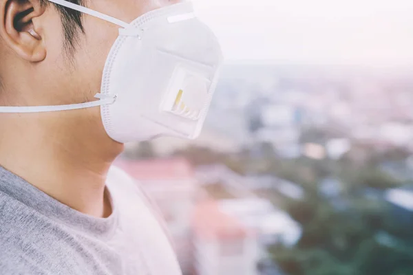 屋外で顔の衛生マスクを着用した男性の肖像画 エコロジー 大気汚染車 ウイルス対策概念インフルエンザの有毒粉塵に対する健康は 健康効果の都市をカバーしました — ストック写真