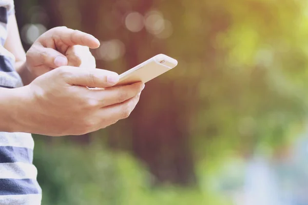 Primer Plano Hombre Sosteniendo Mano Usando Teléfono Móvil Inteligente Aire — Foto de Stock