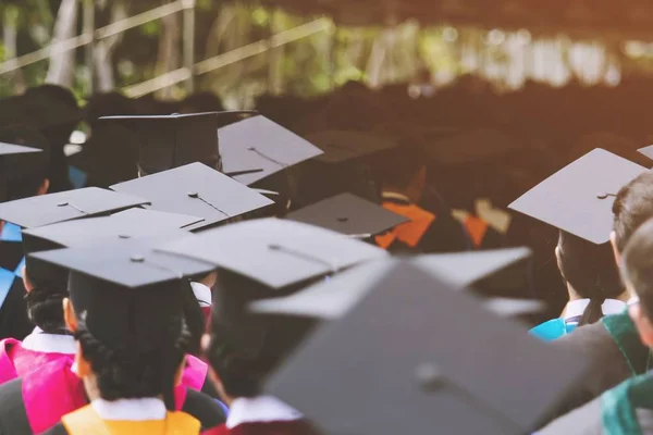 Закрыть Crowd Group Shot Graduation Hats Commencement Success Graduates University — стоковое фото