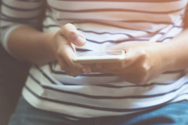 Mujer Joven Casual Usar Cerca Mano Usando Teléfono Celular Durante — Foto de Stock